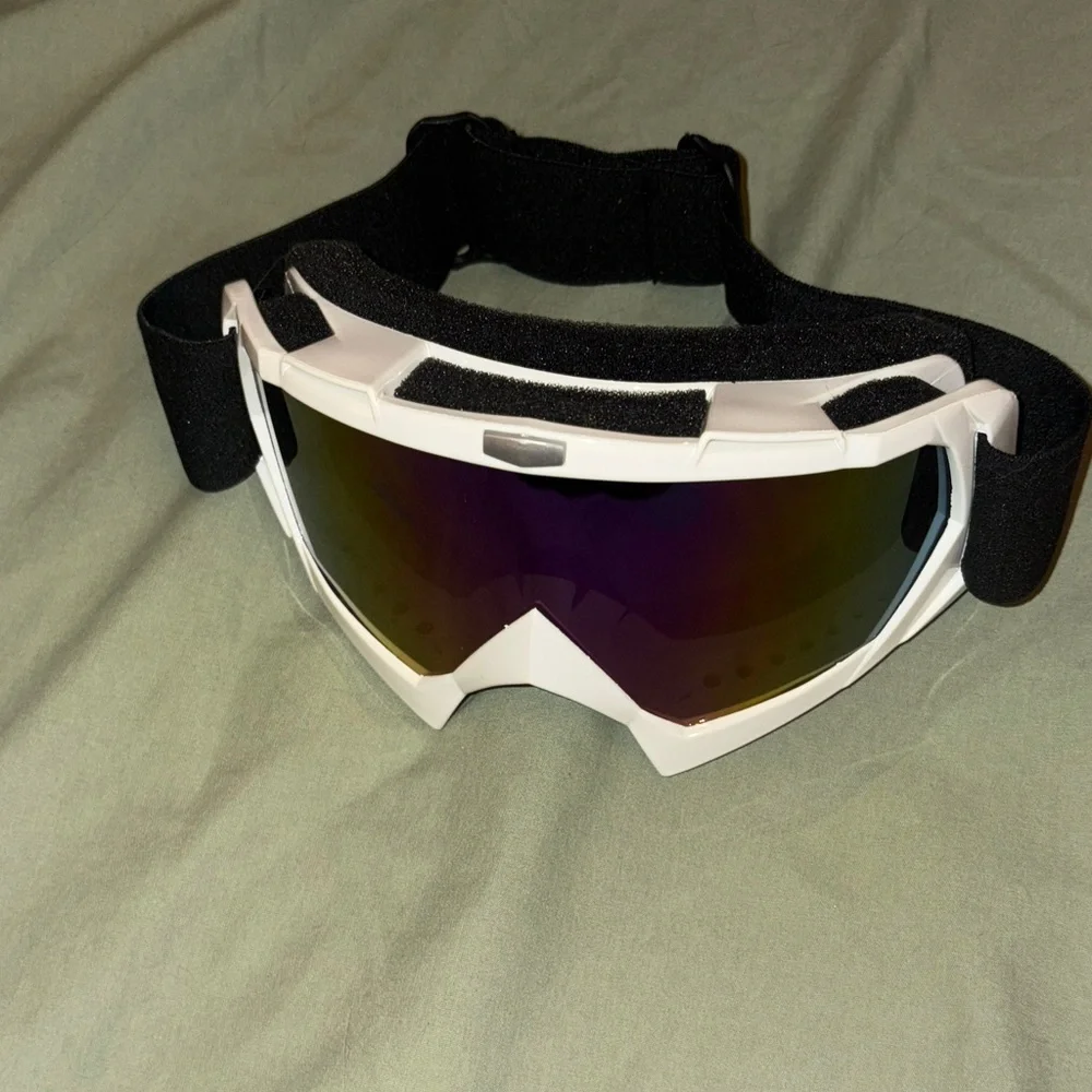 Protective eye wear with multi color lens